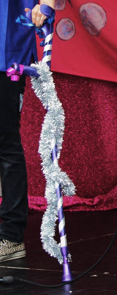 auf diesem Bild ist eine Krücke mit glitzernder Deko zu sehen