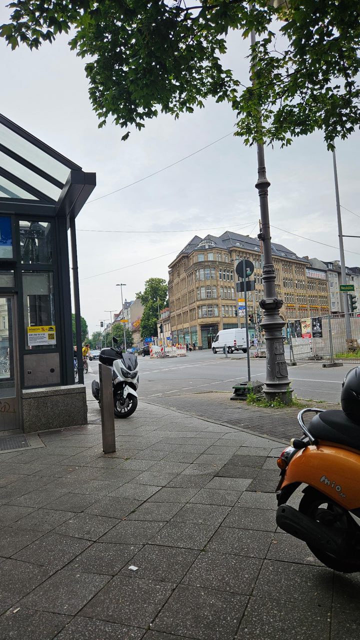 Ein Foto des Ausgangs des Aufzugs der U7 auf der Hasenheide. Das Foto zeigt in richtunug , das den Ausgang des Aufzugs vom Bahnsteig der U8 auf dem Hermannplatz zeigt.