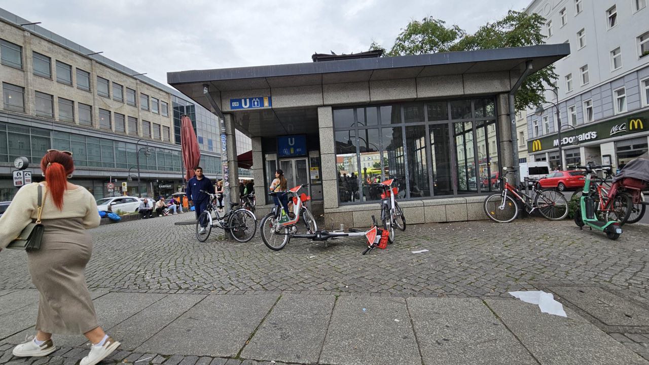 Ein Foto, das den Ausgang des Aufzugs vom Bahnsteig der U8 auf dem Hermannplatz zeigt.